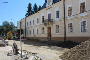 Lucrările de modernizare a străzii Ștefan cel Mare, din fața Muzeului de Istorie al Bucovinei