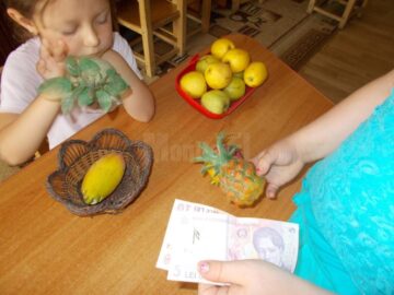 Preșcolarii învață care este prețul unui produs