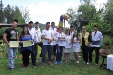 Meșterii populari din „Poiana Dacilor” de la Păltinoasa se alătură campaniei naționale „Brâncuși e al meu!”