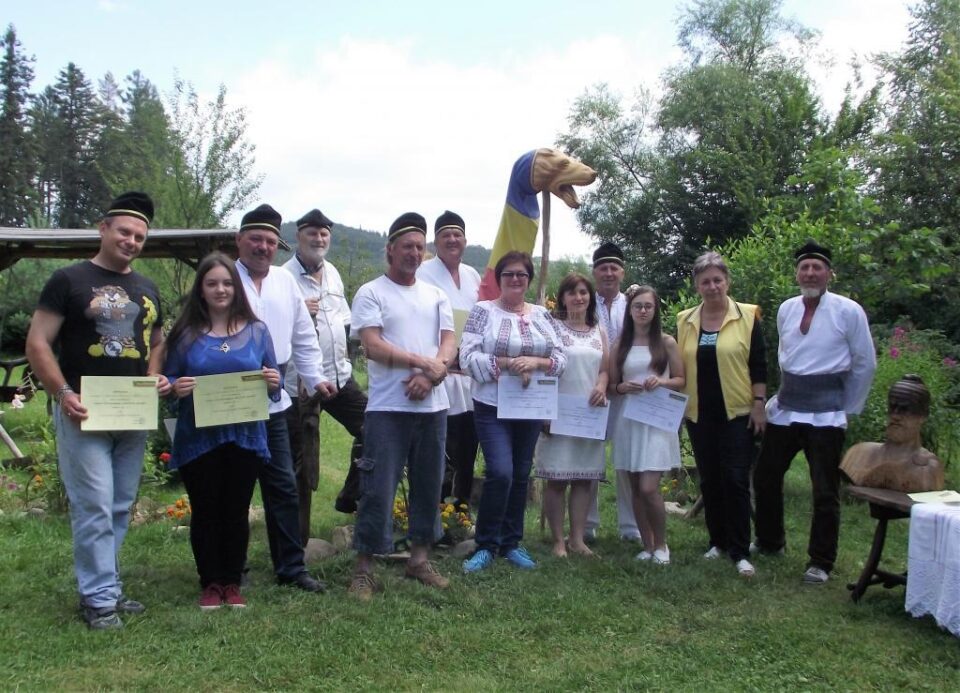 Meșterii populari din „Poiana Dacilor” de la Păltinoasa se alătură campaniei naționale „Brâncuși e al meu!”