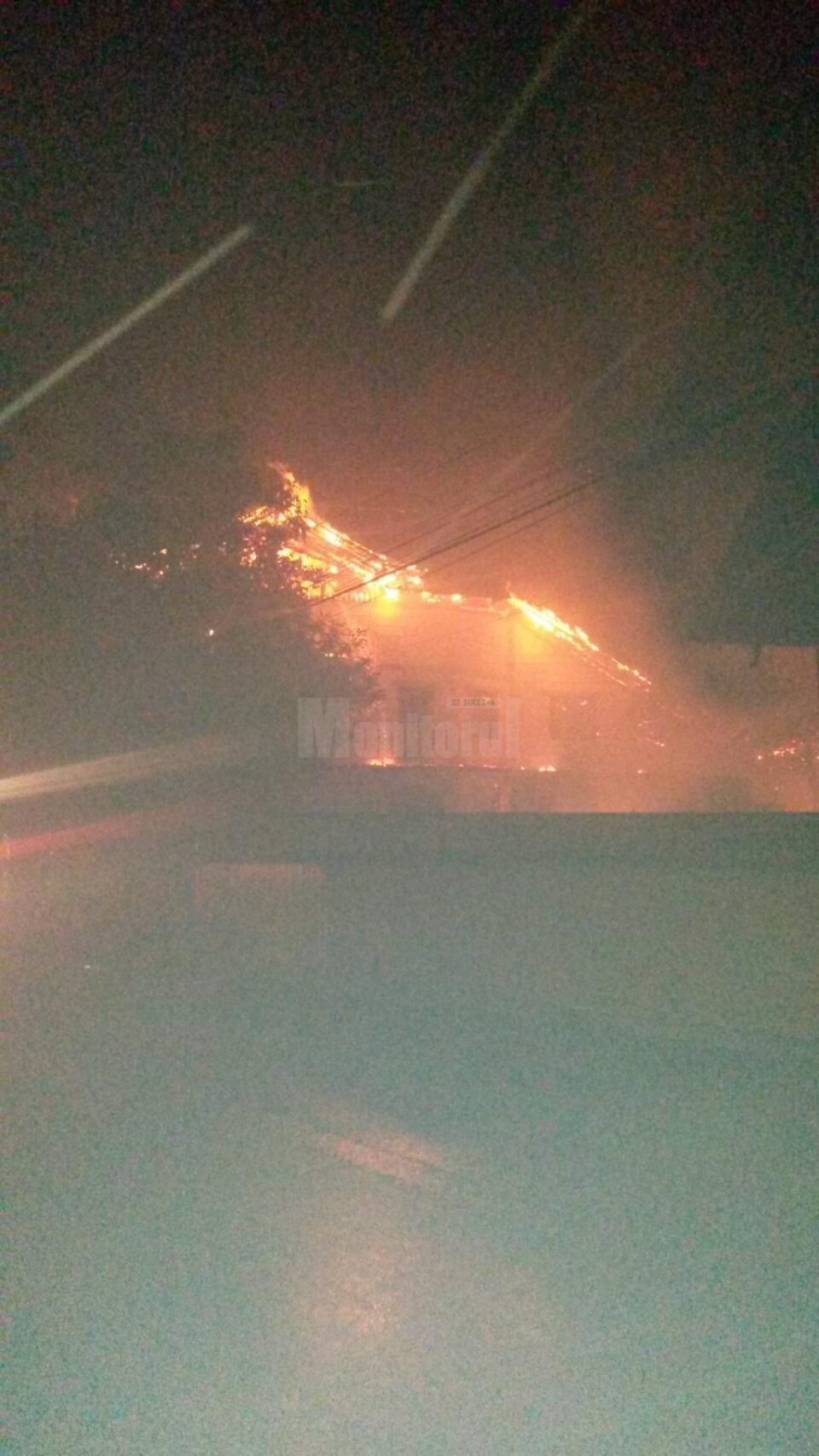 Casă în construcție, cuprinsă de un puternic incendiu