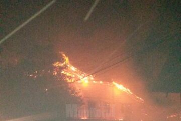 Casă în construcție, cuprinsă de un puternic incendiu