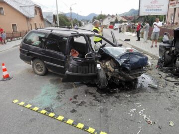 Cinci oameni au ajuns la spital, după ce un șofer de 20 de ani a depășit o coloană de mașini