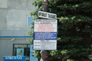 Regulamentul a fost afișat vizibil, pe un panou, la intrarea în parcare