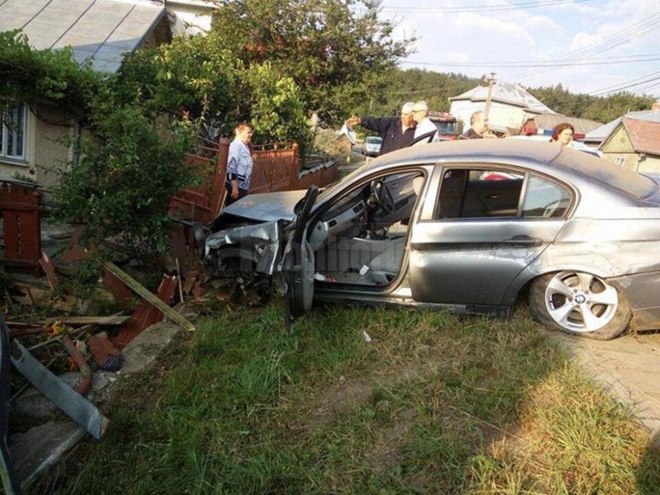 Mașina condusă de tânăr a lovit un parapet și apoi un gard