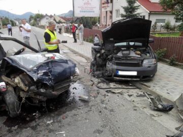 Cinci oameni au ajuns la spital, după ce un șofer de 20 de ani a depășit o coloană de mașini