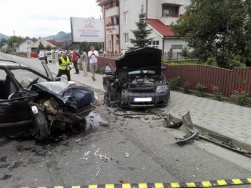 Coliziunea dintre cele două mașini a fost deosebit de violentă
