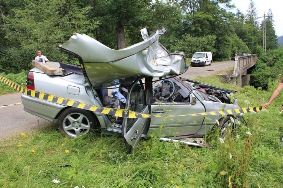 Un adolescent de 17 ani a murit, altul este în comă, după un accident din cauza vitezei