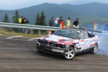 Spectacol auto extrem, pe culmile Rarăului, la singura etapă de drift pe traseu montan din România