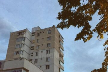 Blocul pe care s-a urcat fata