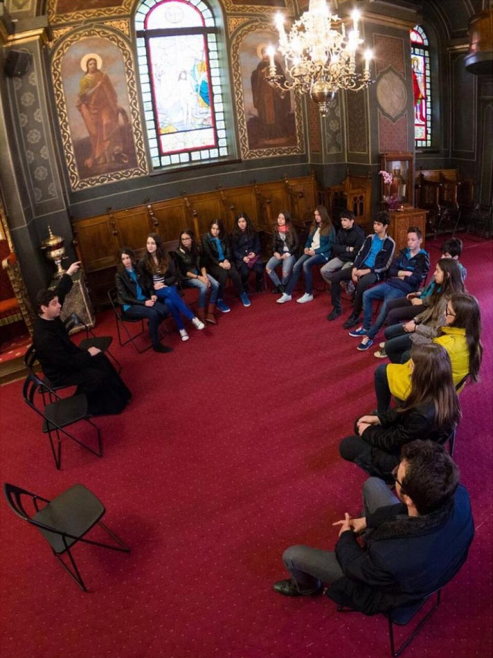 Tehnologia este bună, dacă tinerii nu se lasă înrobiți de ea. Foto: www.ziarullumina.ro