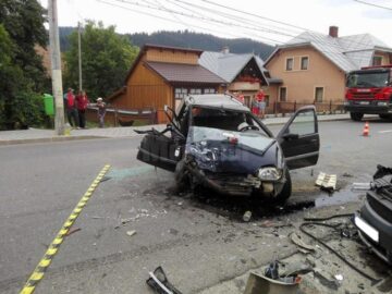 Cinci oameni au ajuns la spital, după ce un șofer de 20 de ani a depășit o coloană de mașini