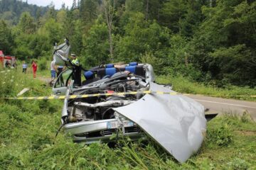 Ce a mai rămas din mașina condusă de adolescentul de 17 ani