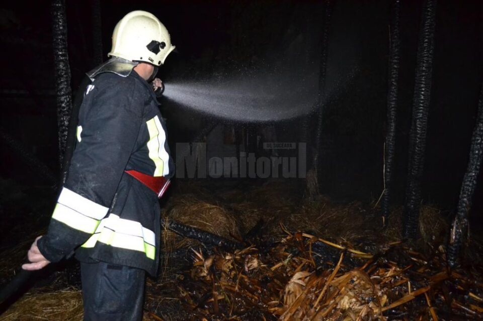 Casă în construcție, cuprinsă de un puternic incendiu