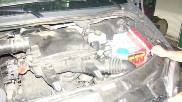 Microbuz cu țigări ascunse sub scaune și în compartimentul motor, confiscat în Vama Siret