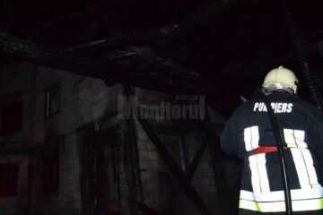 O gospodărie în construcție a fost distrusă de un puternic incendiu