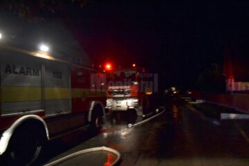 O gospodărie în construcție a fost distrusă de un puternic incendiu