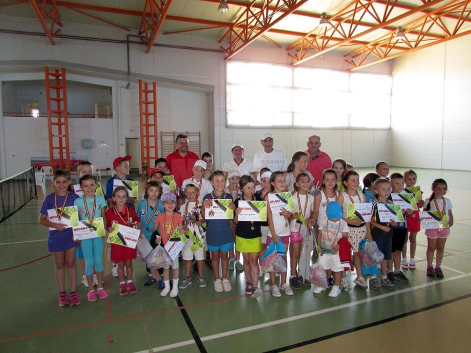 Zeci de copii au participat la o frumoasă competiție de tenis de câmp la Fălticeni