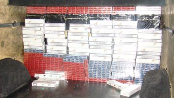 În microbuz erau ascunse peste 10.000 de pachete de țigări