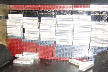 În microbuz erau ascunse peste 10.000 de pachete de țigări