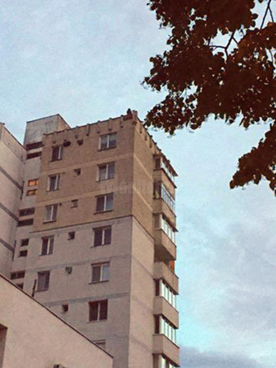 Cineva a observat fata neliniștită pe acoperișul blocului și a sunat la 112
