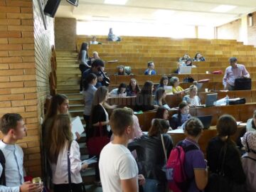 Pulsul admiterii la USV: cozi și candidați numeroși la câteva dintre facultăți, început cu săli goale la altele