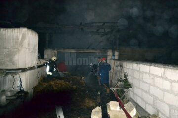 O gospodărie în construcție a fost distrusă de un puternic incendiu