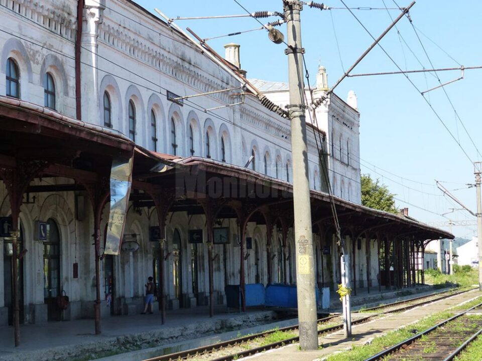 Bucata de tablă din zona centrala a acoperișului, care dă semne că ar putea ceda