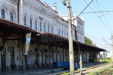 Bucata de tablă din zona centrala a acoperișului, care dă semne că ar putea ceda