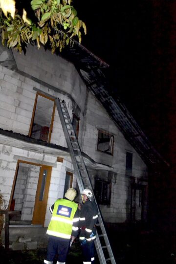 O gospodărie în construcție a fost distrusă de un puternic incendiu
