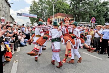 Parada ansamblurilor la Festivalul „Întâlniri Bucovinene”