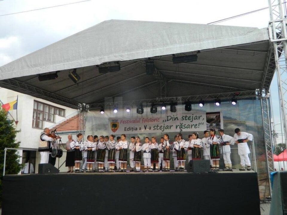 Festivalul folcloric „Din stejar, stejar răsare” la Cajvana, ediția a V-a