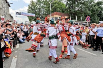 Parada ansamblurilor la Festivalul „Întâlniri Bucovinene”