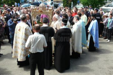 Pe străzile Fălticeniului a fost purtată racla cu Sfintele Moaște ale Sfinților Epictet și Astion