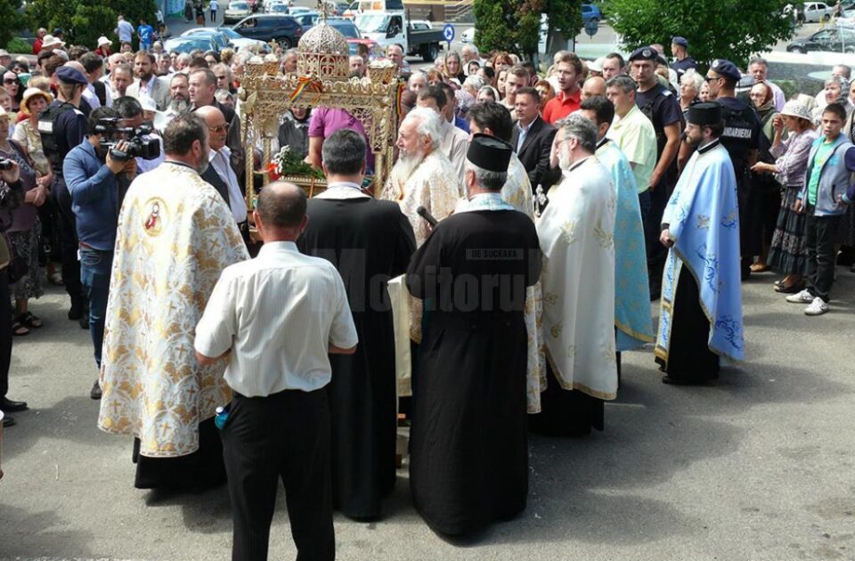 Pe străzile Fălticeniului a fost purtată racla cu Sfintele Moaște ale Sfinților Epictet și Astion