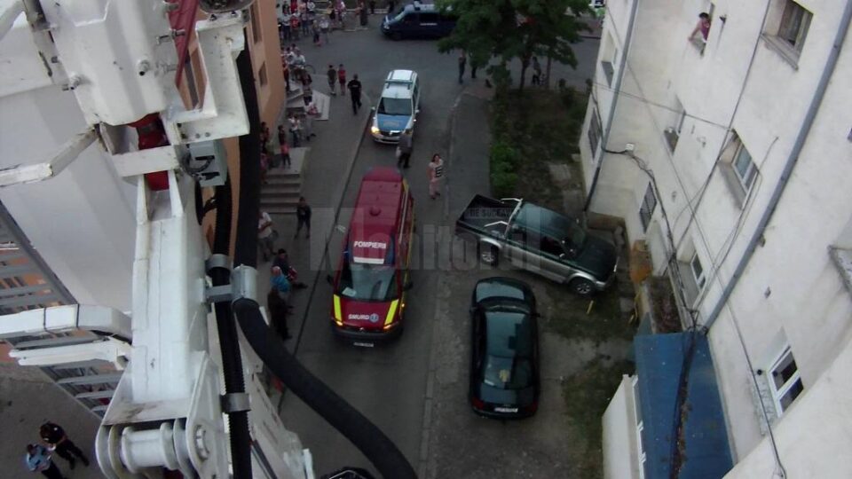 Intervenție a pompierilor în Burdujeni, după ce o bunică s-a speriat că nepotul ei de 11 ani nu răspunde la ușă sau la telefon