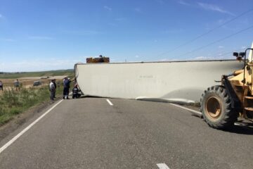 Trafic blocat pe DN 2 în zona Bălcăuți, după ce un autotren s-a răsturnat de-a curmezișul carosabilului