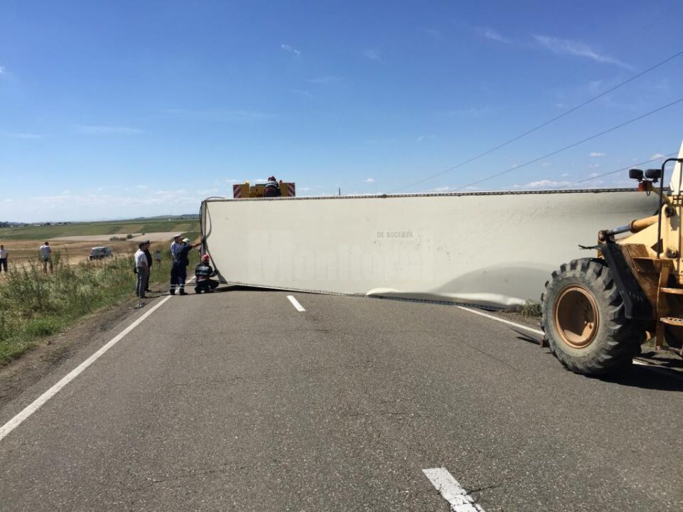 Trafic blocat pe DN 2 în zona Bălcăuți, după ce un autotren s-a răsturnat de-a curmezișul carosabilului Trafic blocat pe DN 2 în zona Bălcăuți, după ce un autotren s-a răsturnat de-a curmezișul carosabilului