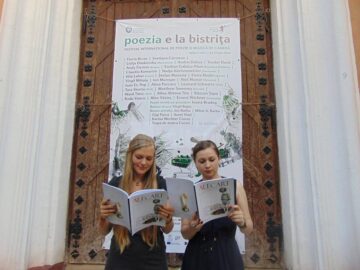 Membri ai Clubului de Poezie Alecart Suceava, la Festivalul internațional ”Poezia e la Bistrița”