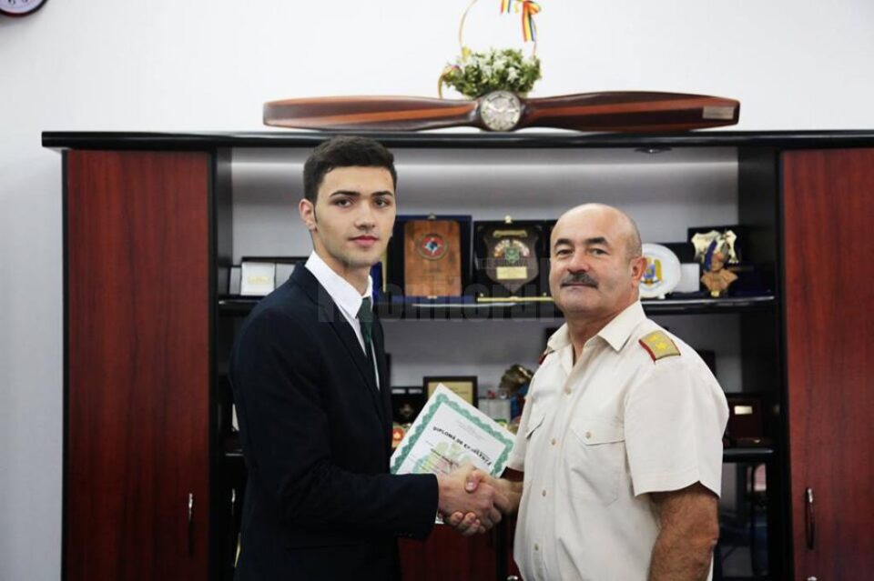 Absolventul Colegiului Militar Câmpulung Moldovenesc care a luat 10 la bac, premiat de șeful Statului Major al Forțelor Terestre