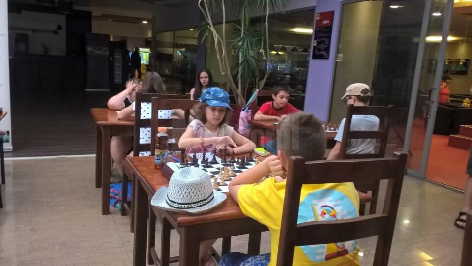 Elevi de la Palatul Copiilor, premiați la un concurs național de șah, desfășurat la Vaslui