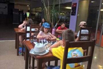 Elevi de la Palatul Copiilor, premiați la un concurs național de șah, desfășurat la Vaslui