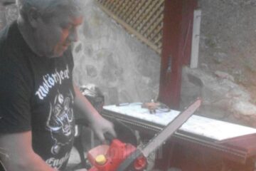 Consilierul local Mihai-Bogdan Bicsi, simulând o execuție în stil ISIS