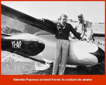 Ionel Fernic aviator (centru, costum alb). Poza conține o dedicație scrisă de Fernic pentru Victor Pușcariu, directorul unei fabrici de parașute care i-a sprijinit debutul în domeniu