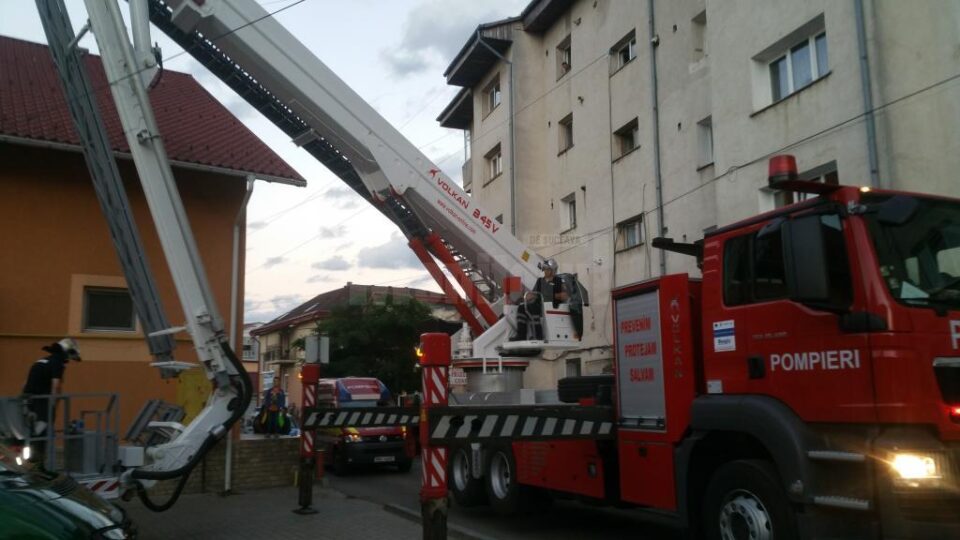 Intervenție a pompierilor în Burdujeni, după ce o bunică s-a speriat că nepotul ei de 11 ani nu răspunde la ușă sau la telefon