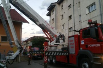 Intervenție a pompierilor în Burdujeni, după ce o bunică s-a speriat că nepotul ei de 11 ani nu răspunde la ușă sau la telefon