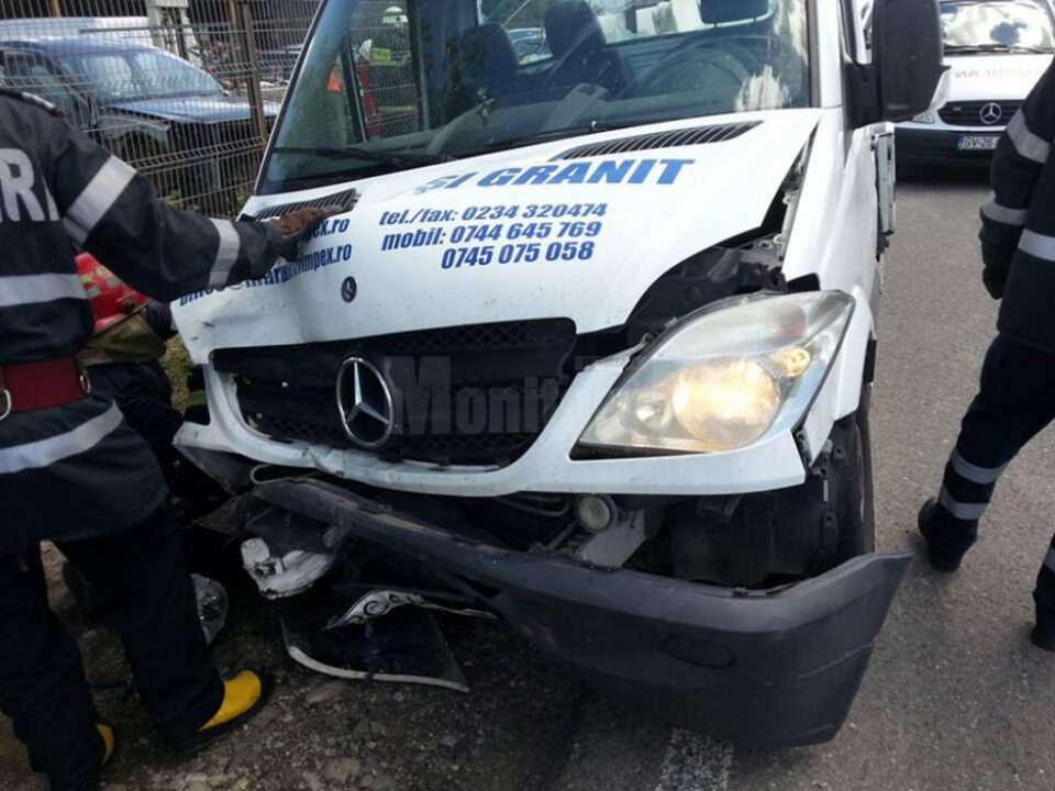 Șoferul autoutilitarei Mercedes a intrat într-un autoturism Dacia Logan MCV