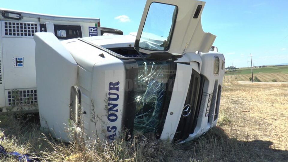 Trafic blocat pe DN 2 spre Siret, după ce un autotren s-a răsturnat de-a curmezișul drumului