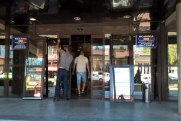 Ușa de acces în Primăria Suceava, înlocuită după 20 de ani