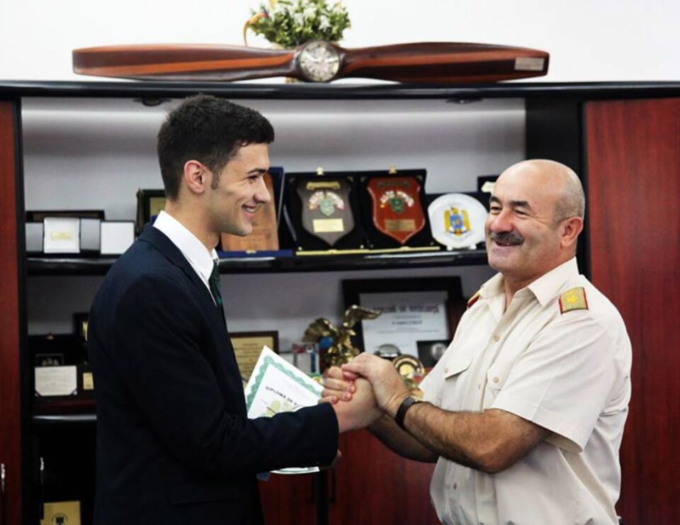 Adrian Gabriel Florescu a fost premiat de șeful Statului Major al Forțelor Terestre. Foto: Nicusor Comănescu